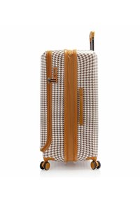 Koffer im Hahnentritt-Design in Weiß und Braun, mit beige Akzenten und einem ausziehbaren Griff; ausgestattet mit multidirektionalen Rollen und einem Zahlenschloss.