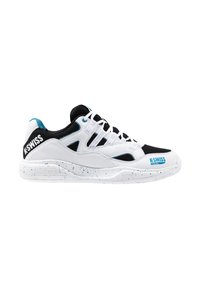 Baskets de sport blanches avec des accents noirs et bleus, dotées d'une tige en maille, de plusieurs œillets et d'une semelle blanche mouchetée, marquées "K-Swiss".