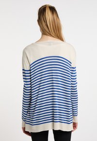 Maglione a righe in crema e blu presenta righe orizzontali, maniche lunghe, una vestibilità rilassata e un orlo arrotondato.