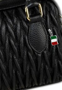 Zwarte leren handtas met een geweven structuur, gouden hardware en een kleine zilveren bedel met de Italiaanse vlag.