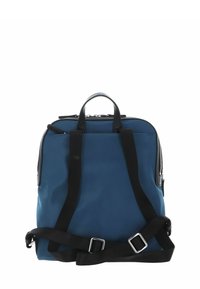 Sac à dos synthétique bleu avec bretelles noires, poignée supérieure et accents de fermeture éclair argentés. Présente une forme rectangulaire et une texture lisse.