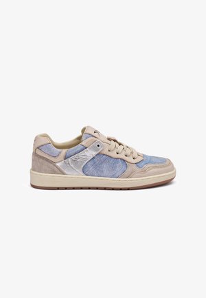 Lage sneaker met beige suède, blauwe stoffen panelen, witte gestructureerde zijaccenten, beige veters en een lichte rubberen zool.