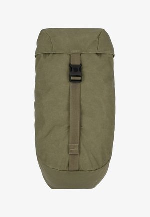 Zaino verde oliva dalla forma cilindrica, con texture in tessuto, chiusura superiore a piega e fibbia in plastica nera. Dotato di una cinghia intrecciata.