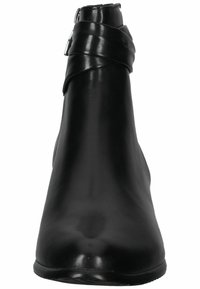 Botín de cuero negro con textura suave, punta redondeada y detalle de correa cruzada en el tobillo. Laterales elásticos para facilitar su uso.