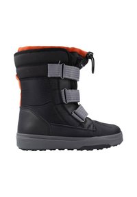 Bota de invierno negra y naranja con parte superior de tela, suela de goma, correas grises ajustables, cuello acolchado y superficie texturizada para mayor agarre.