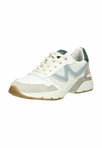 Baskets blanches en cuir perforé, avec des accents vert clair, des détails en daim beige et une semelle en caoutchouc texturé. Présentent un laçage à l'avant.
