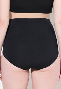Černé vysoké kalhotky z hladké tkaniny s bezešvou konstrukcí a plným krytím zad pro pohodlí.