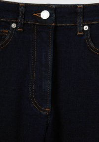 Mörkblå denimjeans med kontrasterande orange sömmar, en silverfärgad metallknapp och en klassisk femficksdesign.