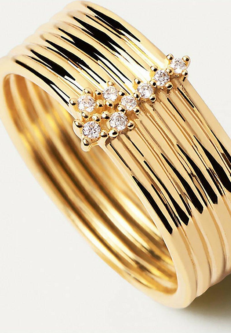 Bague à superpositions en ton doré avec des stries verticales et cinq accents en pierres précieuses transparentes, dotée d'une finition polie et d'une texture lisse.