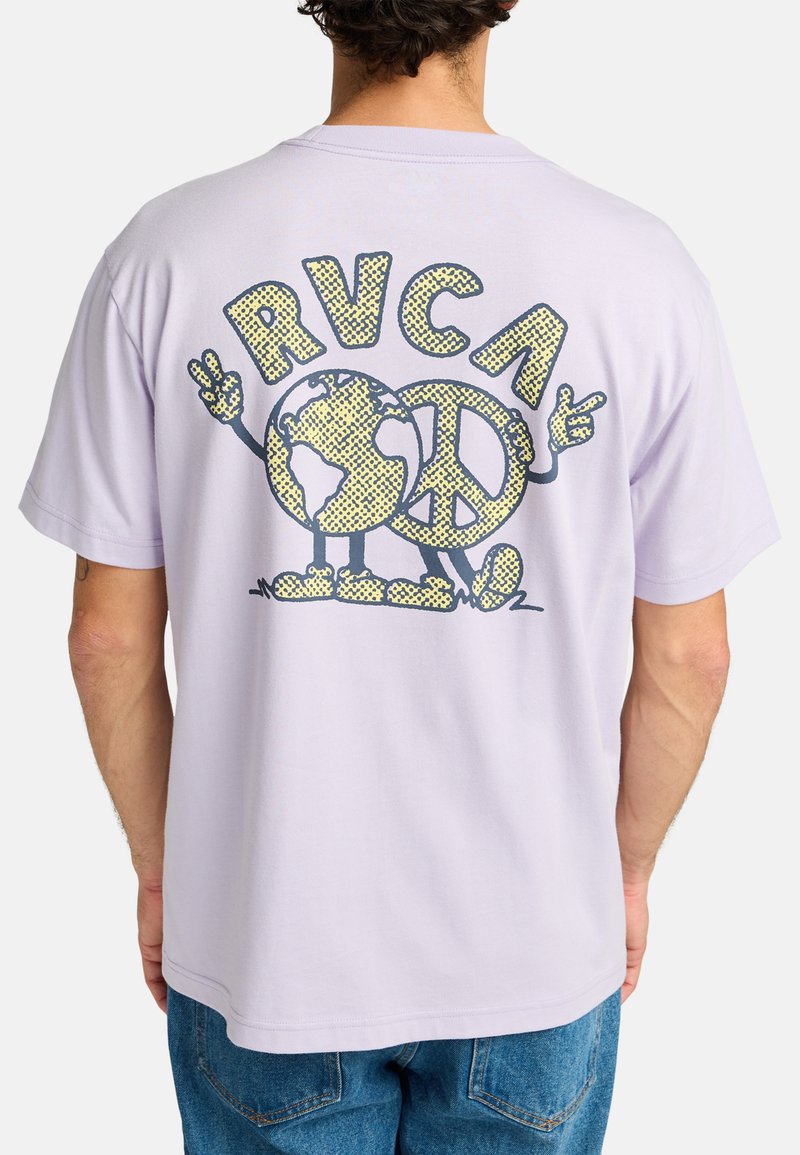 Camiseta de manga corta lila con un diseño gráfico de un globo sonriente y un signo de paz en amarillo y marino. Tejido suave con un corte holgado.