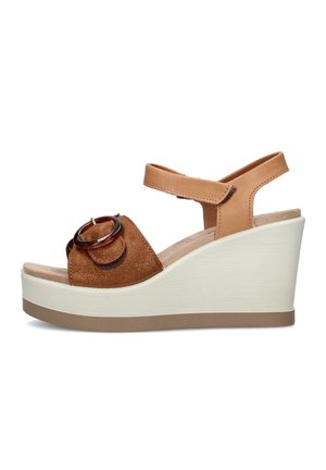 Sandalo zeppa in camoscio e pelle marrone con suola piattaforma bianca spessa, cinturino alla caviglia e grande fibbia in tartaruga sulla cinghia anteriore.