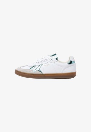 Zapatillas blancas con acentos en verde azulado, parte superior de cuero liso, capucha de goma gris y suela de goma. Presentan cordones planos y un sutil logo de la marca.