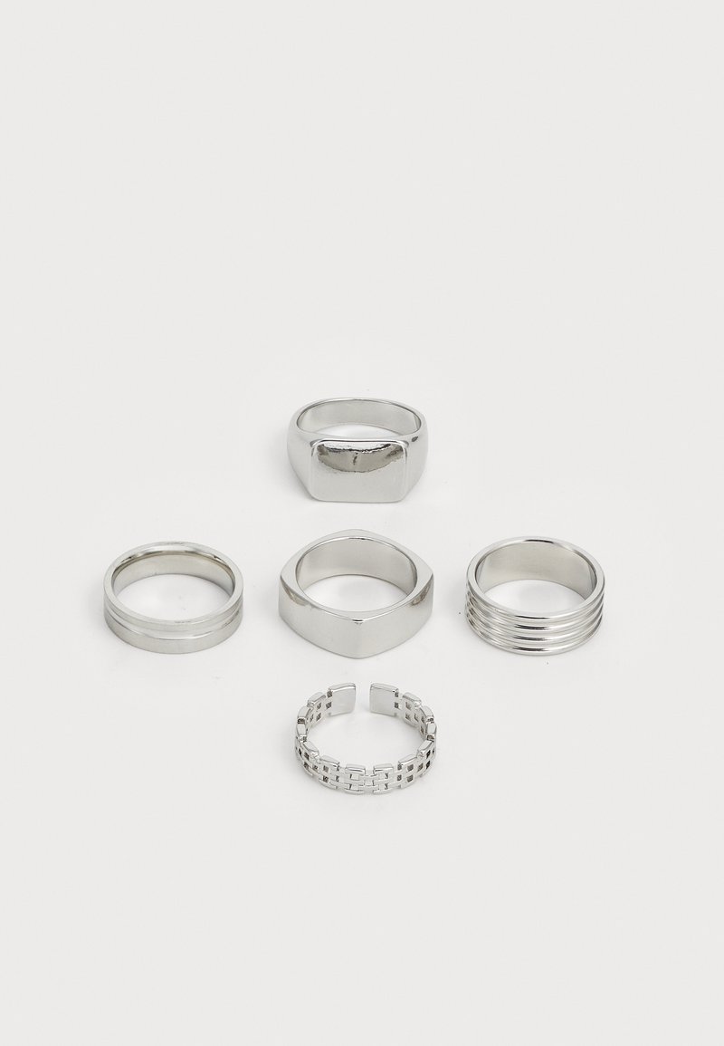 Ensemble de cinq bagues en argent : deux bandes lisses, une rectangulaire, une striée et une bande ouverte en maillons, toutes avec une finition polie.