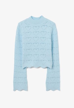 Suéter corto de color azul claro con una textura de canalé, que presenta un patrón de corazones en toda la prenda y bordes ondulados en el dobladillo y los puños.