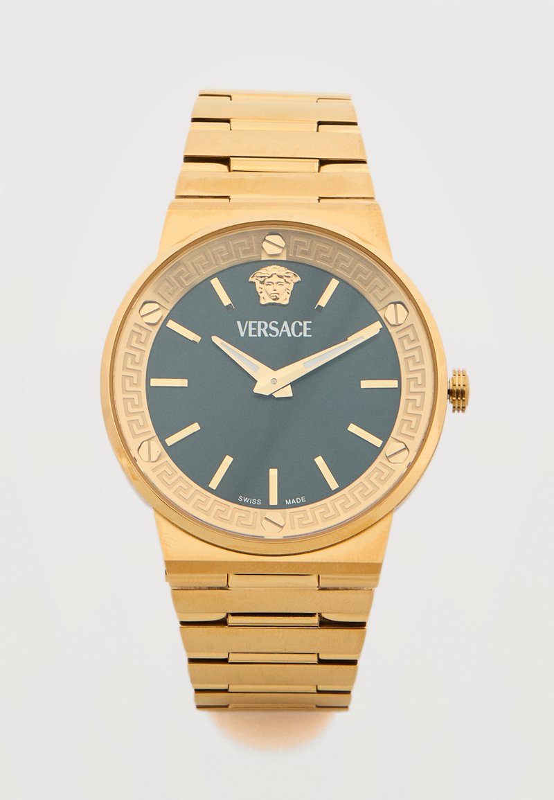 Ρολόι χειρός Versace σε χρυσό τόνο με μαύρο καντράν, χρυσά σημάδια ώρας, λογότυπο Μέδουσα στη θέση 12, και μπρασελέ από μεταλλικούς κρίκους.