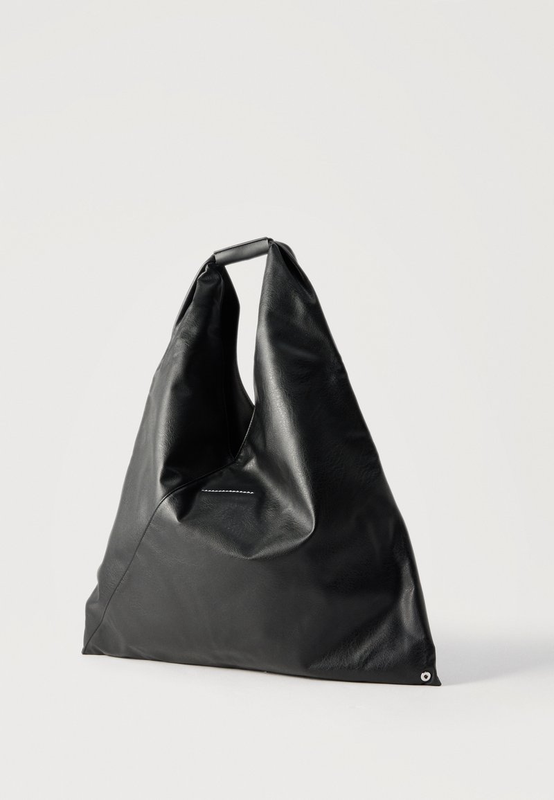 Grand sac à main en cuir noir souple de forme triangulaire, doté d'une seule poignée en boucle et de détails de design minimalistes.