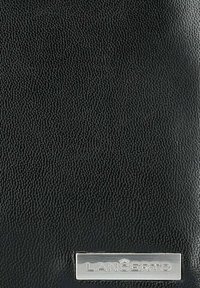 Czarny skórzany portfel o teksturowanej powierzchni, z metalową srebrną tabliczką logo na samym środku na dole. Prosty i funkcjonalny design.