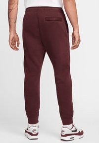 Nike Sportswear CLUB JGGR - Pantalones deportivos - burgundy crush burgundy crush white