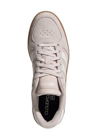 Hellgrauer Wildledersneaker mit weißen Lederstreifen, strukturierter Gummisohle und gepolstertem Schaft. Mit Perforationen für Atmungsaktivität.