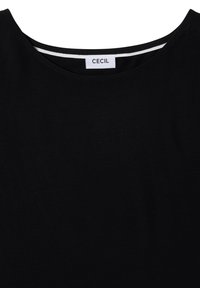 T-shirt noir à col rond avec une étiquette blanche à l'intérieur du col affichant le nom de la marque "CECIL".