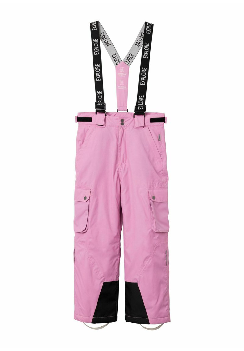Pantaloni da neve impermeabili rosa con bretelle nere regolabili, tasche laterali e dettagli neri all'orlo. Texture liscia e materiale durevole.