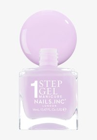 Ljuslila gelnagellack i en fyrkantig glasflaska, med en rund lila kork och vit text som beskriver märke och produktinformation.