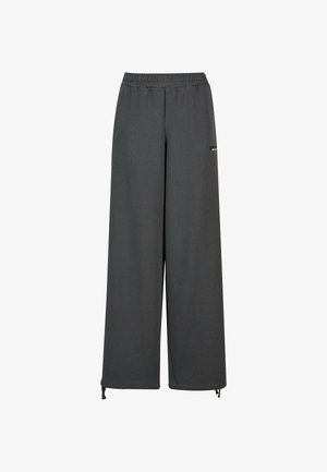 Hallid laiad hallid dressipüksid, mis on valmistatud pehmest kangast, elastse vöökohtaga ja sääreotstest kummiga, külje peal on väike logo.