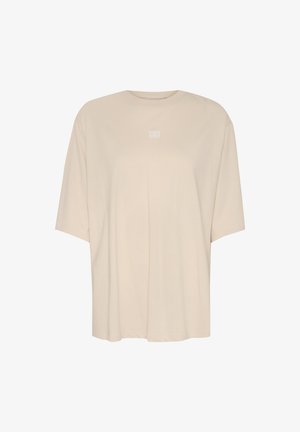 Didelis kreminės spalos marškinėlis, pagamintas iš minkštos medvilnės, su apvalia iškirpte ir trumpomis rankovėmis. Sukurtas su mažu balto logo ant krūtinės.