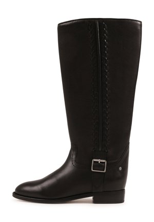 Botte en cuir noire montant au genou avec boucle latérale, surpiqûres décoratives le long de la tige et petit talon carré.