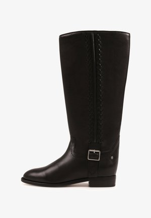 Botte en cuir noire montant au genou avec boucle latérale, surpiqûres décoratives le long de la tige et petit talon carré.