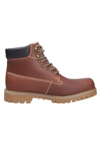 Botte en cuir marron à bout rond, avec un col noir contrastant, des œillets en métal et une semelle en caoutchouc texturé dotée de profondes rainures.