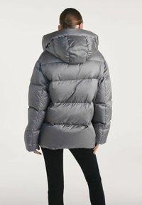 Szara kurtka puchowa z dużym kapturem i poziomymi pikowaniami. Gładki, błyszczący materiał o lekko oversize'owym kroju.