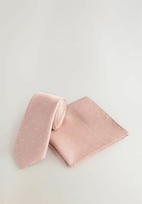 Hellblaues Krawatten- und Einstecktuch-Set mit weißen Punkten. Die Krawatte ist aufgerollt und das Tuch liegt ordentlich daneben. Glatte Stoffoberfläche.
