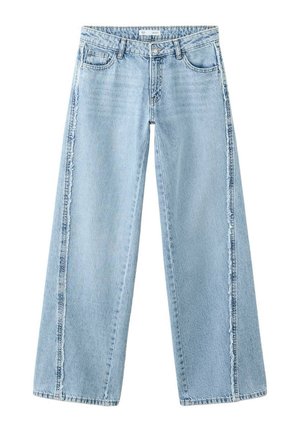 Vaqueros denim azul claro de pierna recta con costuras verticales desgastadas a lo largo de los lados exteriores, bolsillos frontales estándar y presillas para cinturón.