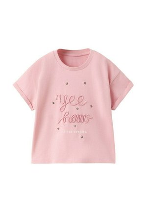 Rosa kurzärmeliges Kleinkind-T-Shirt mit aufgekrempelten Bündchen, besticktem "yee haw" und gedrucktem Text "KLEINES COWGIRL" umgeben von kleinen Stern-Grafiken.