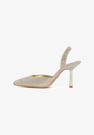 Zilveren slingback met puntige neus, bedekt met fonkelende rhinestones, voorzien van een slanke naaldhak en een beige zool.