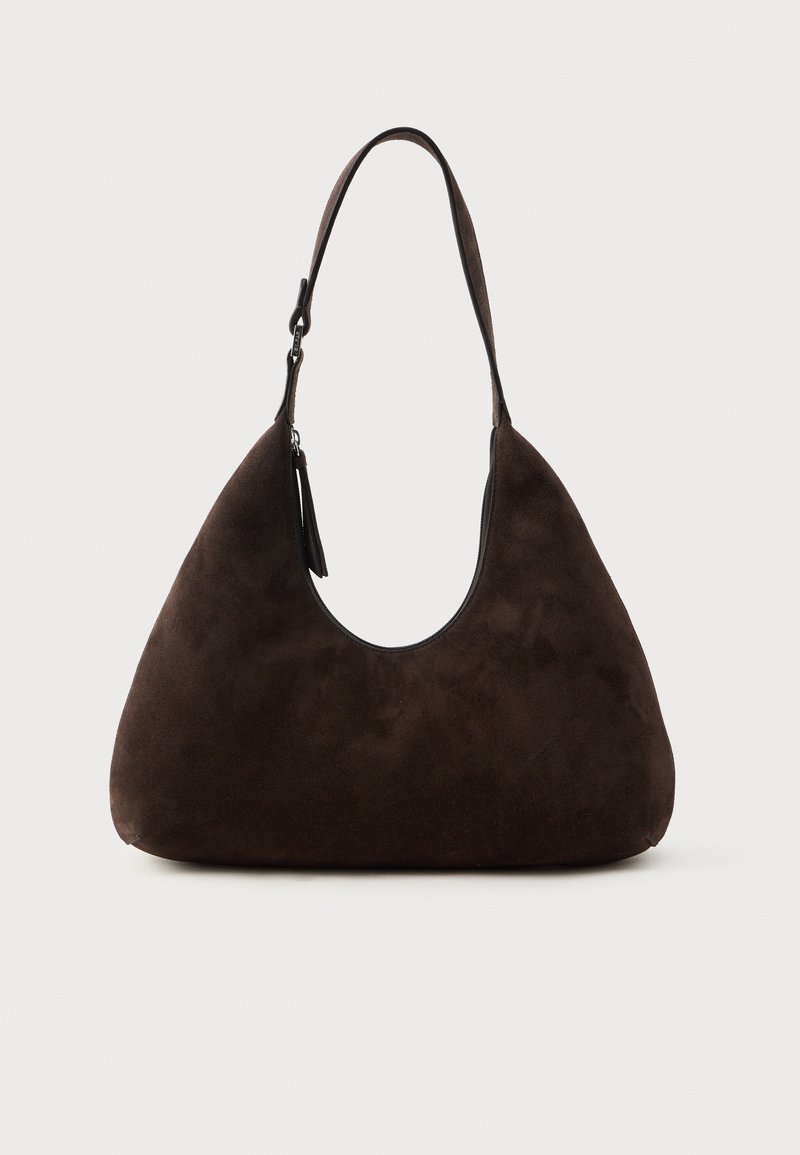Borsa hobo in suede marrone con una silhouette curva, una singola tracolla e un'apertura superiore. Presenta un tassello decorativo su un lato.