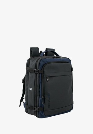 Mochila rectangular en negro y azul marino con múltiples compartimentos con cremallera, tirantes ajustables y hebillas laterales de compresión.