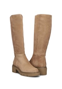 Kniehoge suède laarzen in lichtbeige met een stevige bruine rubberen zool en een gladde textuur, met een minimalistisch ontwerp en gestikte details.