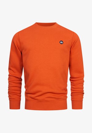 Oranje sweatshirt met een ronde hals ontwerp, ribgebreide boorden en zoom. Bevat een klein zwart embleem op de linker borst. Gemaakt van zacht materiaal.