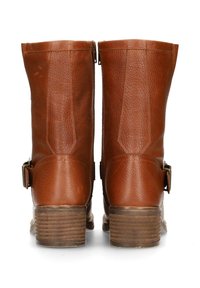 Bottines en cuir marron avec une finition texturée, dotées d'un petit talon empilé et de boucles réglables sur les côtés.