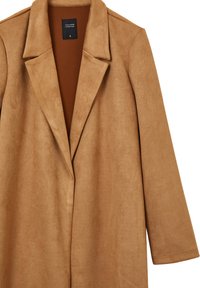Cappotto beige in ecopelle scamosciata con revers. Presenta un design frontale pulito e una vestibilità leggermente ampia. Il colore è uniforme senza motivi visibili.