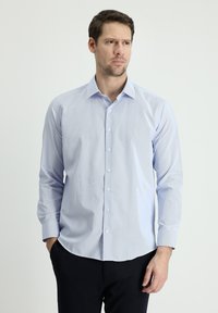 Camicia a maniche lunghe azzurro chiaro con un leggero motivo a righe, chiusura con bottoni e colletto classico. Vestibilità su misura e texture del tessuto liscia.