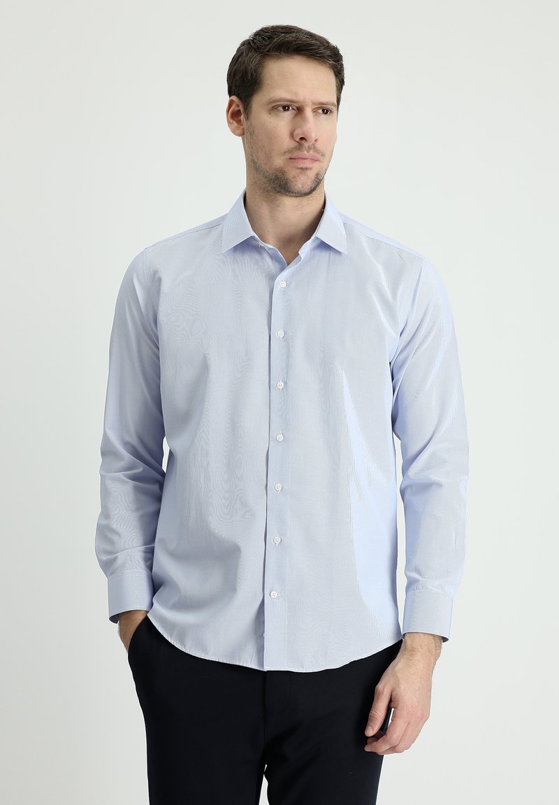 Camicia a maniche lunghe azzurro chiaro con un leggero motivo a righe, chiusura con bottoni e colletto classico. Vestibilità su misura e texture del tessuto liscia.