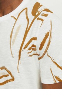 Jack & Jones PREMIUM ALL OVER RUNDHALS - T-shirt med print - sudan brown