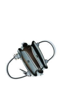 Lichtblauwe leren handtas met twee compartimenten, rits en drukknoopsluiting. Gladde textuur met zilveren hardware en stevige handvatten.