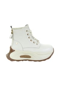 Białe botki za kostkę z płaskimi sznurowadłami, złotymi oczkami i bocznym suwakiem. Masywna brązowo-biała podeszwa z teksturowanym wzorem na krawędziach.