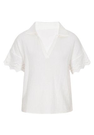 Valkoinen lyhythihainen paita, jossa on kaulus, V-pääntie ja aaltoileva pitsireunus hihoissa.