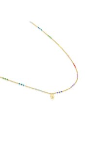 Collar de cadena de oro con piedras preciosas multicolores en varias formas a lo largo de su longitud, con un pequeño colgante de encanto en el centro.
