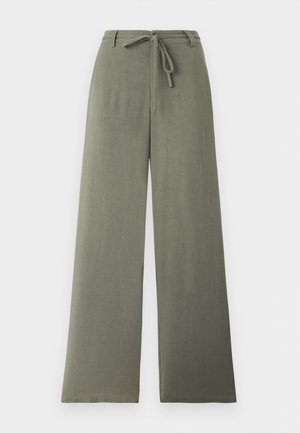 Weit geschnittene olivgrüne Hose mit elastischem Bund und vorne gebundenem Kordelverschluss, auf weißem Hintergrund dargestellt.